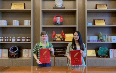 祝賀江西撫州市潘女士成功簽約翌芙萊加盟商！