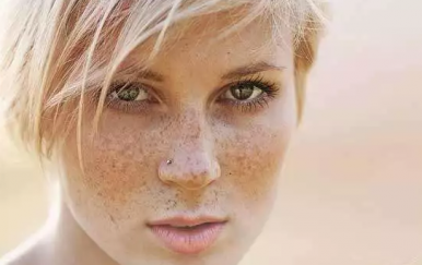 老年斑是怎么形成的，老年斑是體內(nèi)毒素過多嗎？